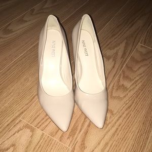 Nine West nude pumps